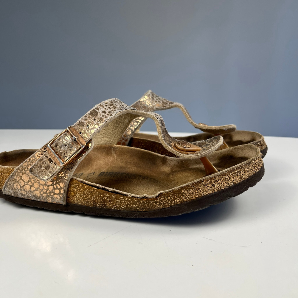 Birkenstock Gizeh Sandals Gold Size 9,5